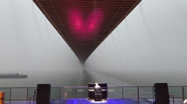 涨上策 武汉上演现实版海上钢琴师 暴雨中独特表演