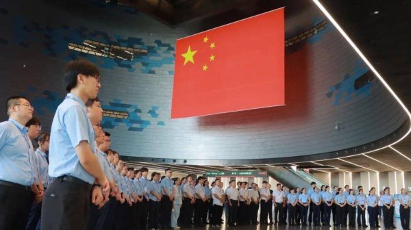 配资快线 光明区广大党员干部群众观看阅兵盛况