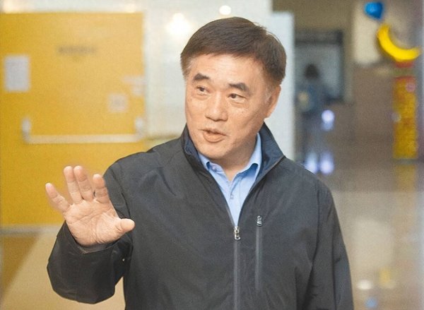 牛小散 参选国民党主席前释放“蓝白合”善意？郝龙斌发文声援柯文哲